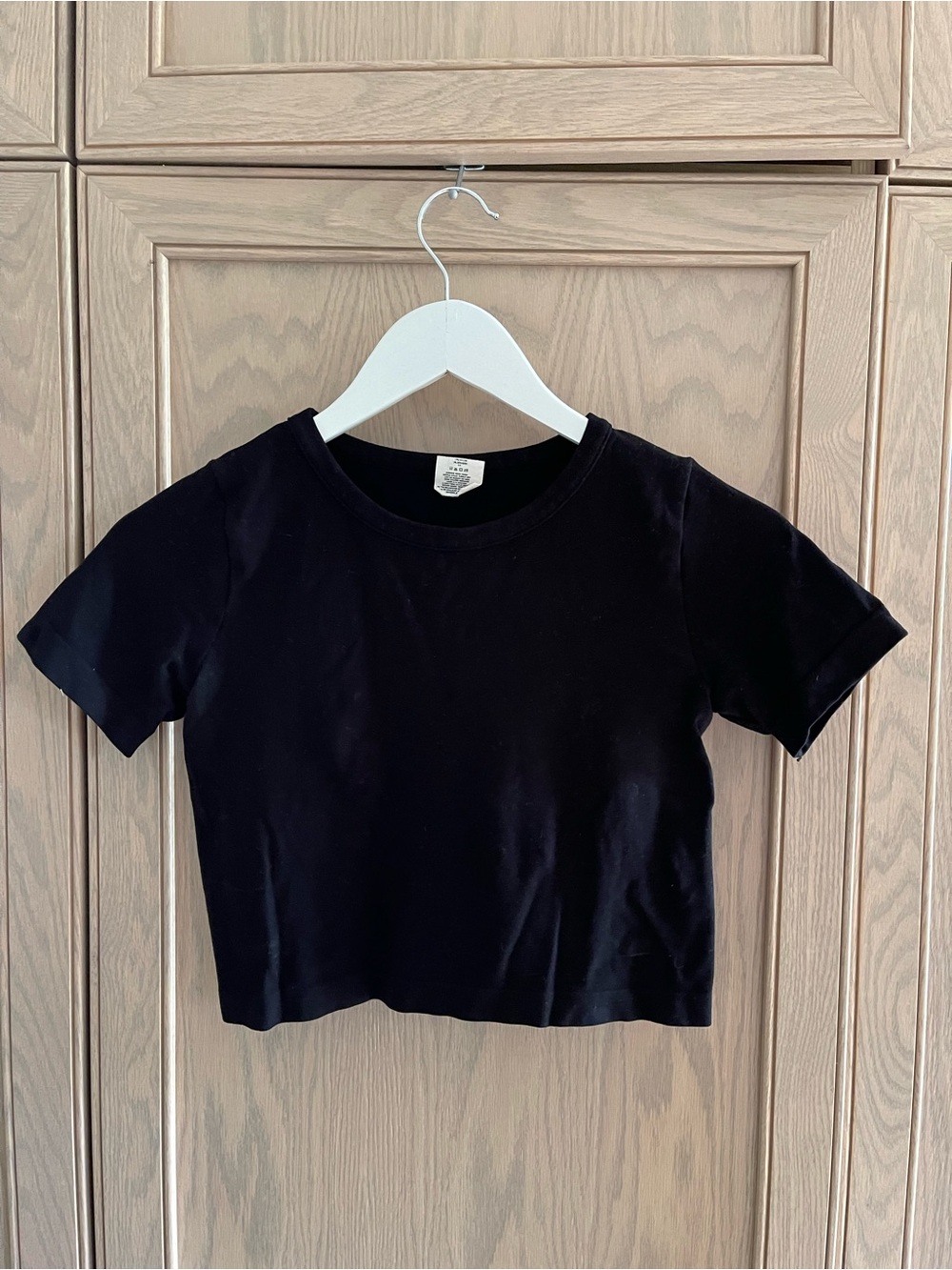 Fitted black tee crop top